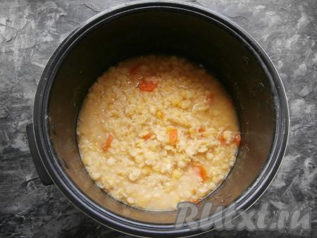 Готовить гороховую кашу на режиме "Крупы" 1 час (если такого режима нет, можно в течение 1 часа готовить на режиме "Тушение") под закрытой крышкой мультиварки.