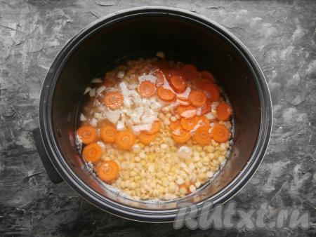 Влить 4 стакана воды комнатной температуры (воду отмеряем стаканом такого же объёма, каким отмеряли горох).