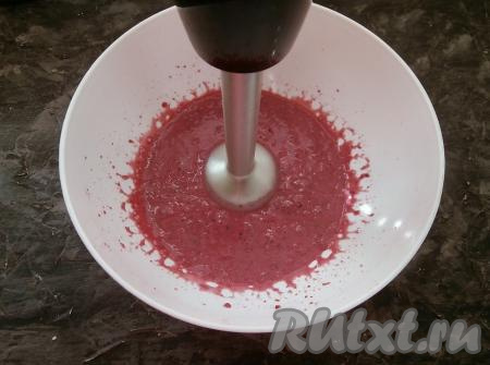 Ягоды со сгущёнкой и сахаром хорошо взбить погружным блендером.