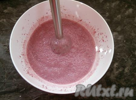 Влить жирное молоко и ещё раз взбить блендером до получения пенообразной смеси.