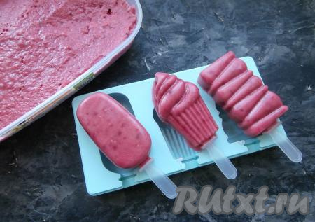 Отправить ягодное мороженое в морозилку на 5-6 часов. Если вы замораживаете в контейнере, тогда через час, а потом ещё через час мороженое нужно перемешать ложкой. Полностью застывшее мороженое достать из морозилки, оставить минут на 5-7 при комнатной температуре и можно наслаждаться.