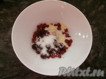 Добавить сахар и сгущённое молоко.