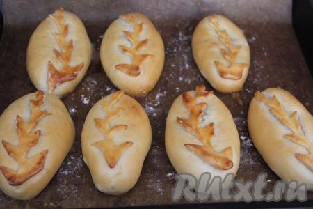 Сформировать пирожки любой формы. Я дополнительно сделала небольшое украшение из теста. Выложить пирожки швом вниз на противень, застеленный ковриком для выпечки (или бумагой для выпечки),  и оставить для расстойки на 25 минут. Затем смазать пирожки взбитым яйцом, поставить в духовку, заранее прогретую до 180 градусов, и выпекать, примерно, 25 минут.