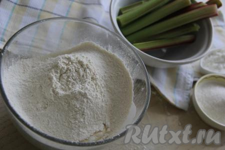 Влить в запенившуюся опару растительное масло, соль и частями добавлять муку, перемешивая сначала дрожжевое тесто ложкой, а затем хорошо вымесить его руками. Тесто должно стать мягким, нежным, не липнущим к поверхности и рукам.