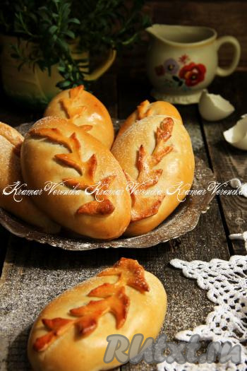 Готовые пирожки достать из духовки, дать им немного остыть и можно подавать их к столу.