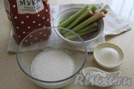 Подготовить продукты для приготовления пирожков с ревенем из дрожжевого теста. Первым делом сделать опару, для этого тёплое молоко нужно влить в миску, всыпать в него дрожжи и сахар, перемешать. Молоко не должно быть горячим, его температура должна быть не выше 40 градусов, иначе дрожжи не заработают. Оставить опару на 10 минут. По истечении этого времени на поверхности опары должна появиться пышная шапочка, которая говорит о том, что дрожжи начали работать.