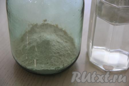 В трёхлитровую банку всыпать сухой квас.
