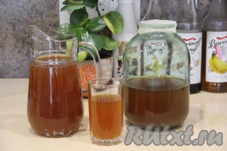 Готовый охлаждённый квас (я охлаждала 7 часов в холодильнике) влить в графин и подать к столу. 