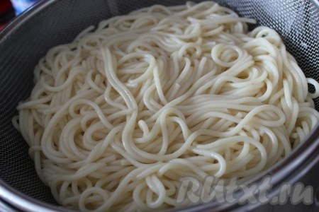 Осталось добавить сваренную пасту, перемешать её с рыбным соусом и подавать.