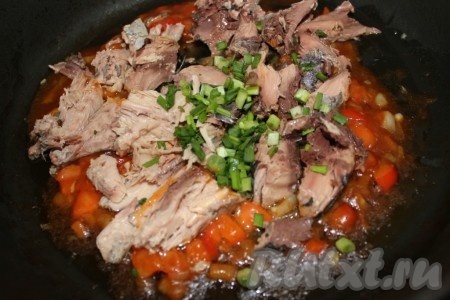 Добавить кусочки консервированного тунца и порезанную зелень, перемешать.&nbsp;
