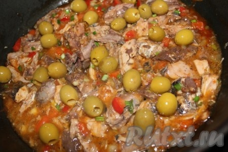 Добавить оливки.
