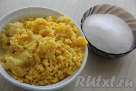 Перекрутить апельсины через мясорубку.