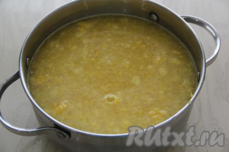 Влить в кастрюлю 1 литр фильтрованной воды и хорошо перемешать. Кастрюлю накрыть крышкой и убрать на 1 час в холодильник настояться.