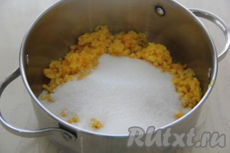 В кастрюлю выложить апельсиновый "фарш" и всыпать сахар. Из половинки лимона выдавить сок и добавить в кастрюлю.