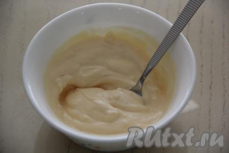 Для приготовления соуса соединить в отдельной ёмкости майонез и пропущенный через пресс зубчик чеснока, перемешать.