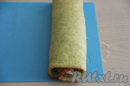 Завернуть кабачковый корж с грибной начинкой в плотный рулет. 