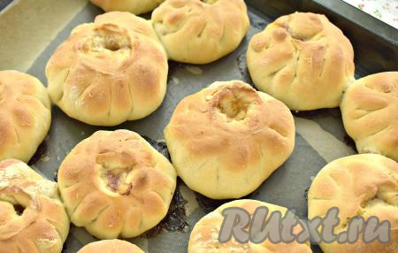 По прошествии 20 минут ставим противень с перемячами с фаршем в разогретую до 180 градусов духовку на 35-40 минут (дрожжевое тесто должно подрумяниться).