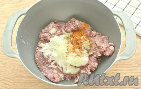 Пока тесто поднимается, можно сделать начинку. Для этого в миску выкладываем фарш, добавляем очищенную и мелко нарезанную луковицу, солим, приправляем специями (я добавила немного чёрного молотого перца и 2 щепотки паприки).