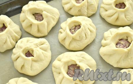 Аналогично лепим все перемячи с фаршем и выкладываем их на противень, заранее застеленный пергаментом. Оставляем противень с перемячами на расстойку в тёплом месте минут на 20.