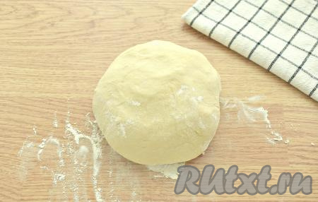 Перемешиваем ингредиенты сначала в миске столовой ложкой, а после того как тесто начнёт собираться в ком, продолжаем замешивать его руками, подсыпая по мере необходимости оставшуюся муку и тщательно вмешивая её. Добавляя муку, учитываем, что тесто должно получиться мягким, не липнущим к ладоням. Муки может потребоваться немного больше или меньше, чем указано в ингредиентах, но как только тесто перестало липнуть к рукам и при этом осталось нежным, значит не нужно больше добавлять муку. Вымешивать в общей сложности дрожжевое тесто руками нужно не менее 7 минут. Миску смазать маслом, поместить в неё тесто, накрыть полотенцем, чтобы тесто не заветривалось, и поставить в тёплое место на 1 час. За это время тесто для перемячей увеличится в размере почти в 2 раза.