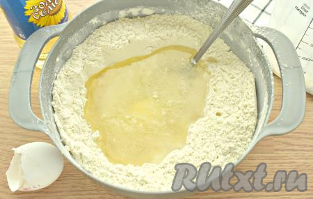 В получившееся углубление разбиваем яйцо, вливаем растительное масло и тёплую кипячёную воду (температура воды, примерно, 38 градусов).