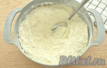 Прежде всего замесим дрожжевое тесто для перемячей, для этого в миску просеиваем 200 грамм муки, всыпаем соль, сахар и сухие дрожжи, перемешиваем ложкой, делая в центре смеси углубление.