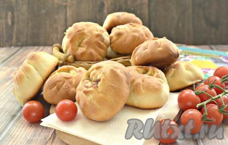 Готовые очень вкусные, сытные перемячи с фаршем достаём из духовки, даём им немного остыть и можно наслаждаться отличной выпечкой. Дрожжевое тесто вышло мягким, а начинка - сочной. Угощайтесь!