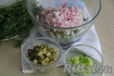 Нарезать на кубики такого же размера болгарский перец и солёный огурец.