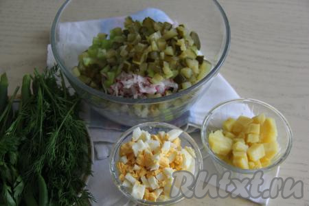 Яйца и картошку почистить и тоже нарезать на небольшие кубики. Старайтесь, чтобы овощи для окрошки нарезались на кубики, примерно, равного размера.