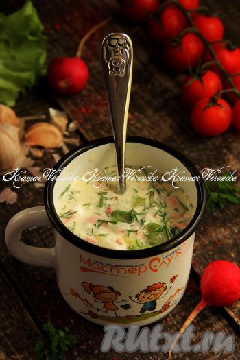 Подать вкусную, приятно освежающую окрошку с майонезом и минералкой к столу.