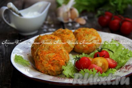 Вкусные, нежные капустные котлеты, приготовленные с добавлением манки, достать из духовки и, дополнив любимым соусом или сметанкой, подать к столу.