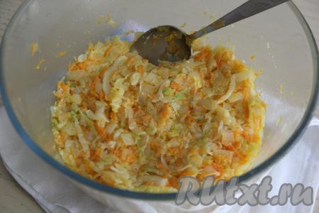 Перемешать капустную массу и оставить на минут 20, чтобы манка набухла.