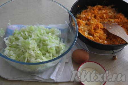 Обжаренные овощи убрать с огня, дать им остыть. 