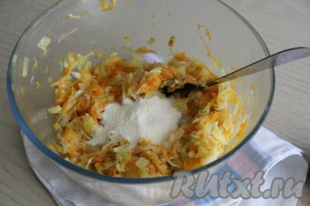 Всыпать манку и соль.&nbsp;