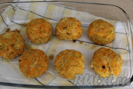 Запекать капустные котлеты в разогретой духовке при температуре 200 градусов минут 20 (до лёгкого золотистого цвета).