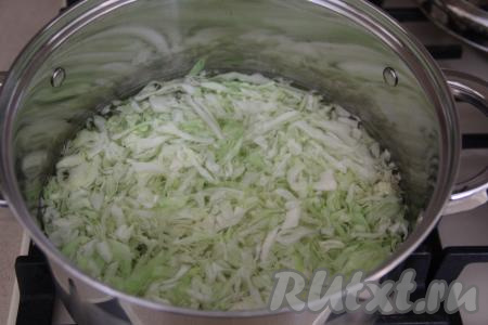 Воду влить в кастрюлю, довести до кипения, выложить нарезанную капусту, довести до кипения, уменьшить огонь. Затем, если капуста молодая, варить с момента закипания минут 5 (если капуста более поздних сортов, с момента закипания варить минут 7-8 - до мягкости). Затем выложить отваренную капусту в дуршлаг, чтобы избавиться от лишней жидкости, а потом переложить в объёмную миску (можно сразу с помощью шумовки вынимать капусту из кастрюли, давая стечь лишней жидкости, и сразу перекладывать в миску), дать немного остыть.