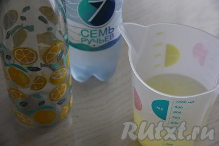 В удобную ёмкость всыпать сахар и влить 200 миллилитров фильтрованной (или остывшей кипячёной) воды, добавить цедру и сок лимона, перемешать и поставить на 30 минут в холодильник (до полного растворения сахара). 