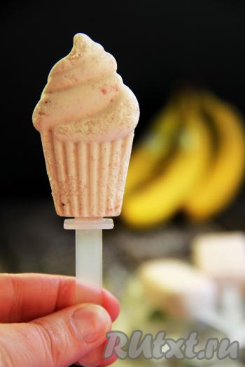 Посмотрите, каким красивым получается клубнично-банановое мороженое!