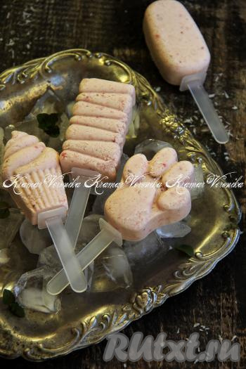 Очень вкусное и нежное домашнее мороженое, приготовленное из сливок, клубники и банана, подать к столу. Это освежающее лакомство несомненно понравится и детишкам, и взрослым!