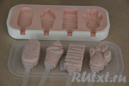 Готовое мороженое достать из формочек (или с помощью ложки для мороженого выложить в креманки).&nbsp;