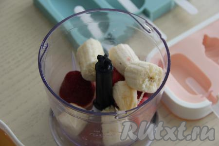 В чашу измельчителя поместить кусочки очищенного банана и клубнику.