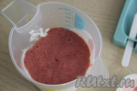 Добавить клубнично-банановое пюре в чашу со взбитыми сливками и мёдом.