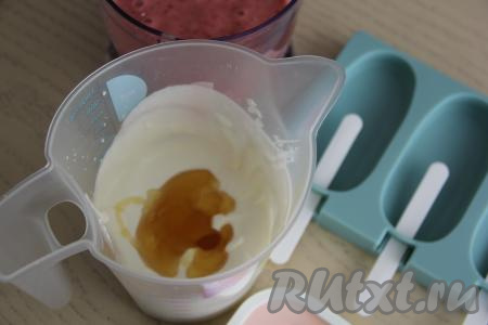 Взбить сливки миксером до мягких пиков. Добавить мёд и взбить до однородного состояния.