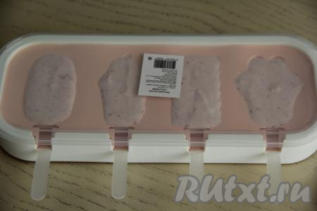 Разлить массу по формочкам (или влить в лоток) и поставить в морозильную камеру на ночь.