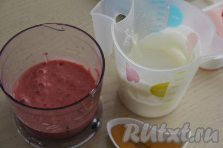 Пробить банан с клубникой в пюре. Охлаждённые сливки влить в чашу, удобную для взбивания.
