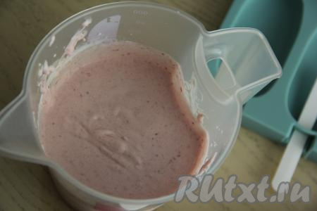 Взбить массу миксером до полного соединения сливок и фруктового пюре. Масса получится не густой.&nbsp;