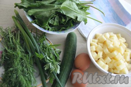 Подготовить продукты для приготовления холодного щавелевого супа. Картошку почистить и нарезать на кубики. Щавель промыть и нарезать на полоски шириной 2 сантиметра.