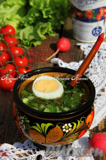 В холодный щавелевый суп выложить дольку варёного яйца и можно подавать к столу. Дополнительно, по желанию, в каждую тарелку можно добавить по вкусу сметану.