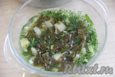 Разложить по тарелкам смесь зелени и огурцов, влить охлаждённую щавелевую основу. Я выкладывала в каждую тарелку по 2 столовые ложки смеси зелени с огурцами и по половнику основы.