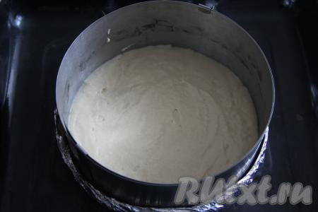 Выложить в форму половину теста и распределить ровным слоем. Я использовала для выпечки разъёмную форму без дна диаметром 22 сантиметров, поэтому дно сформировала из двух слоёв фольги.